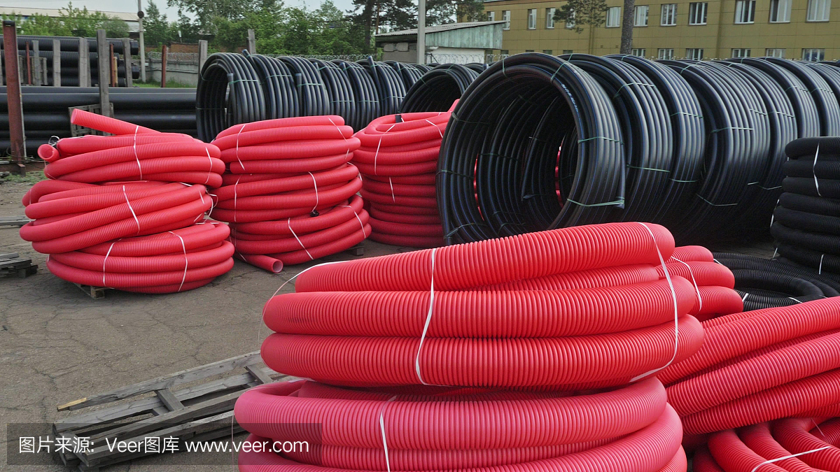 成品塑料管倉庫,工業(yè)戶外儲(chǔ)存場地。生產(chǎn)塑料水管的工廠。